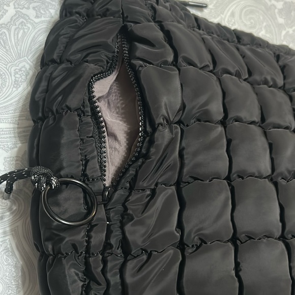 Urban Outfitters Quilted Tote Bag Puffer Hobo Purse Crossbody Black NWT - Picture 4 of 6